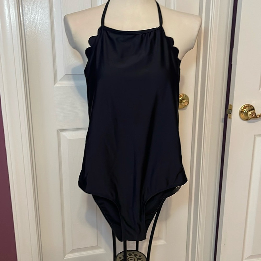 Blooming Jelly medium one piece scalloped black nwot